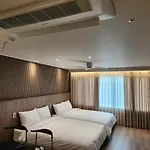 Hongdae Cozy Space13, Near Hongdae Station, City View, Pleasant And Cozy, Stylish House